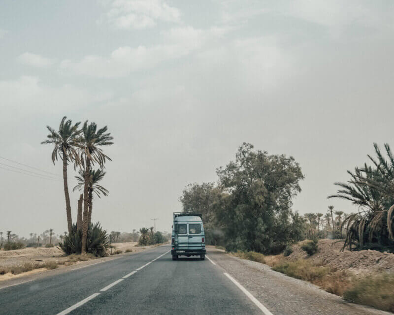 Conduite dans le désert au Maroc