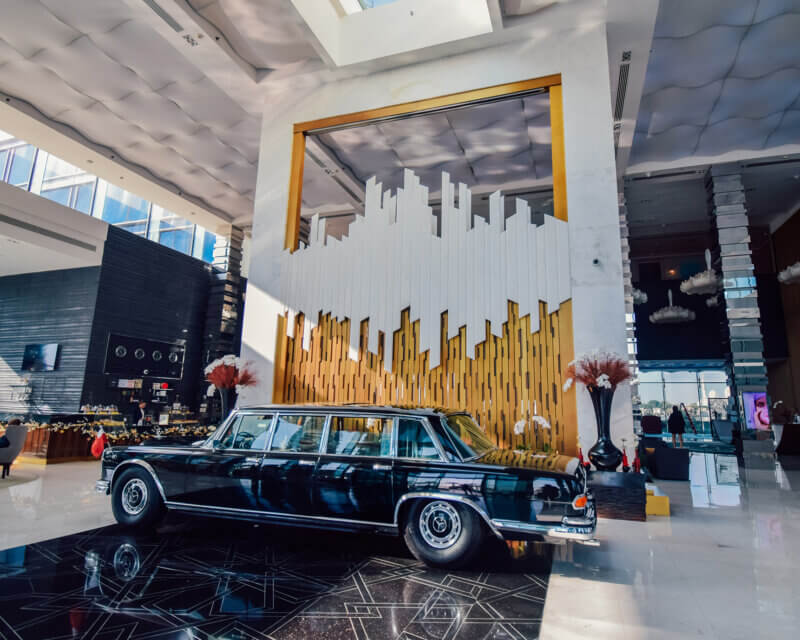 Mercedes-Benz Oldtimer in the lobby of Fairmont Bab Al Bahr